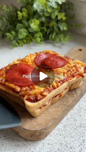 Christina Kynigos on Instagram Low Calorie Bread, Chef Ideas, Queso Cheddar, Pizza Sauce Homemade, Airfryer Recipes, Air Fryer Healthy, Pizza Slice, Pizza Bread, Party Treats