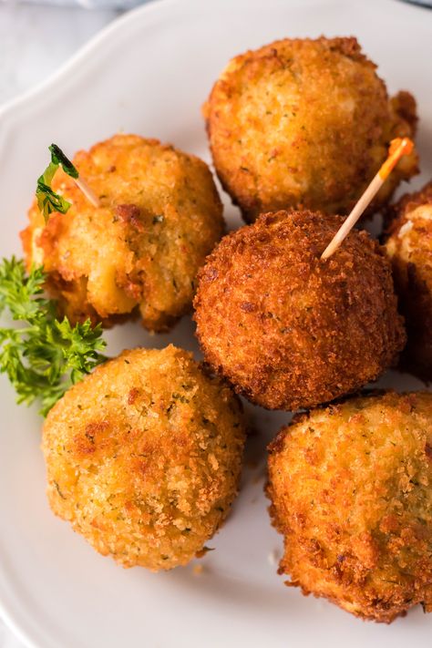 Mac And Cheese Balls Recipe, Mac Cheese Balls, Fried Mac And Cheese Balls, Fried Mac N Cheese Balls, Mac And Cheese Balls, Fried Macaroni And Cheese, Copycat Cheesecake Factory, Fried Macaroni, Cheesecake Factory Copycat