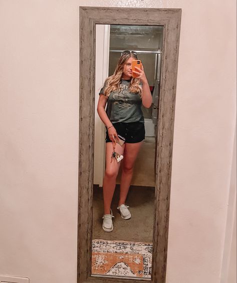 Hey Dudes And Shorts Outfit, Summer Hey Dude Outfits, Hey Dude Shoes Women Outfit Ideas, Hey Dude Outfits, Hey Dudes Outfit Women, Western Casual Outfits, Dude Outfits, Size 10 Outfits, Midsize Outfit