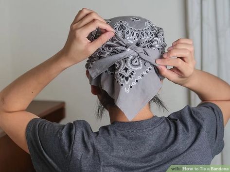 Ways To Tie A Bandana, Bandana On Head, Ways To Wear Bandanas, Style A Bandana, How To Wear Bandana, Tie A Bandana, Bandana Bracelet, Bandana Hairstyles Short, How To Tie Bandana