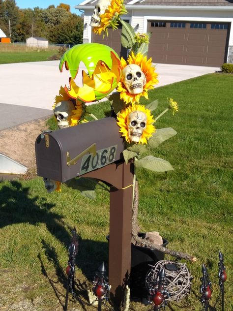 Spooky Mailbox Decorations, Halloween Mailbox Decor, Halloween Mailbox Decorations, Mailbox Decorations, Skeleton Ideas, Hotel Theme, Man Eating Plant, Mailbox Swag, Diy Mail