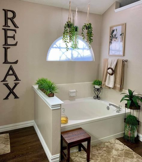 Bathtub Corner Decor, Spa Tub Decor Ideas, Jacuzzi Tub Bathroom Master Bedrooms, Garden Tub Decor, Bathtub Wall Decor, Tub Decorating Ideas, Jacuzzi Tub Bathroom, Corner Garden Tub, Tub Decor