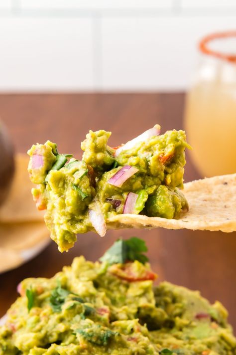 Homemade Guacamole Recipe, Homemade Guacamole, Fresh Avocado, Mexican Food Recipes Easy, Guacamole Recipe, Favorite Meals, Juicy Tomatoes, Easy Appetizer Recipes, Yummy Dips