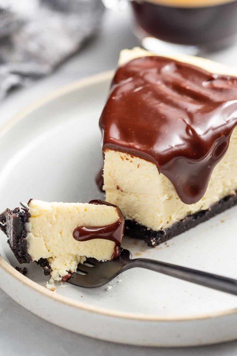 Baileys Cheesecake (Irish Cream Cheesecake) - My Baking Addiction Baileys Irish Cream Cheesecake, Baileys Cheesecake, Vanilla Cheesecake, Oreo Crust, Delicious Chocolate, Cheesecake Recipes, Dessert Recipes Easy, Just Desserts, Baking Recipes