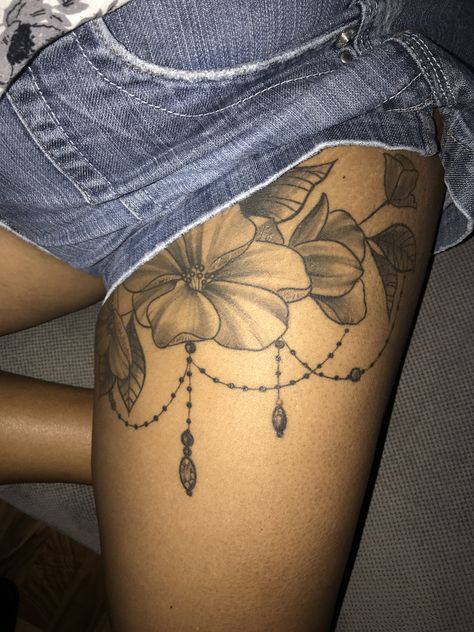 Hip Chain Tattoo, Garter Tattoos For Women Thighs, Thigh Chain Tattoo, Garter Tattoo, Chain Tattoo, Hip Thigh Tattoos, Thigh Chain, Awesome Tattoo, Thigh Tattoos