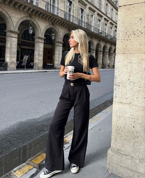 All Black Paris Outfit, Black Trouser Street Style, Long Black Slacks Outfit, Styling Black Slacks, Old Money Outfits Black Pants, Black Trousers Casual Outfit, All Black Old Money Outfit, Old Money Outfits For Work, Black Effortless Pants Outfit