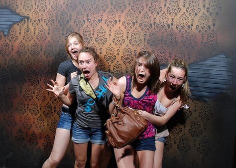 The Nightmare’s Fear Factory is a haunted house attraction in Niagara Falls, Canada, and one of the oldest running haunted house in North America. The house has been described as the “scariest and best haunted house attraction” and in case you don’t believe them, the owners of the 30-year old establishment publishes a regularly updated stream of pictures showing terrified visitors shrieking and grimacing with genuine fear. The photos became an internet sensation after they went viral in social m Fear Factory, Common Fears, People Faces, Online Photo Gallery, Top Memes, White People, Funny Reaction Pictures, Interesting Articles, Funny Art