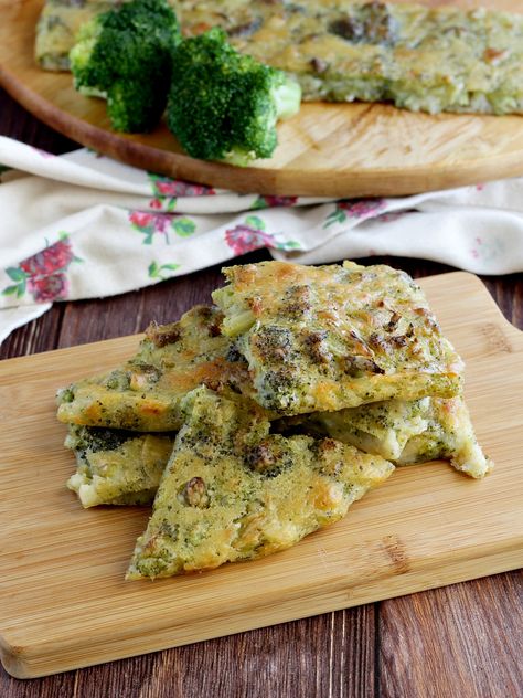 Che buona la schiacciata ai broccoli! Pochi ingredienti per una focaccia senza lievito e senza lievitazione, morbida all'interno e croccante ai lati! #schiacciata #broccoli #senzalievito #senzalievitazone Pasta Con Broccoli, Focaccia Pizza, Broccoli Cauliflower, Pizza Bread, Light Recipes, Nutrition Recipes, Finger Foods, Fall Recipes, Broccoli