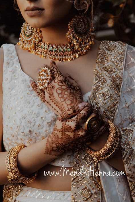 Sabyasachi Poses, Henna Party Photography, Mehndi Portrait Bride, Mendhi Photoshoot Poses, Bridal Mehndi Photoshoot, Bridal Pics Indian, Mehndi Bride Poses, Mehandi Photography Brides, Henna Poses