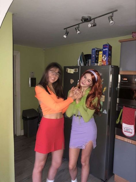 Duo Halloween Costumes Aesthetic, Daphne Costume Ideas, Daphne And Velma Costumes, Velma And Daphne Costume, Costume Ideas Aesthetic, Velma Halloween, Halloween Costumes Girl, Girls Halloween Costume Ideas, Aesthetic Girl Drawing