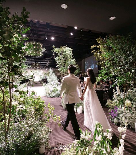 Yuna Wedding, Ko Woo Rim, Glass House Wedding, Wedding Korea, Yuna Kim, Garden Weddings, Korean Wedding, Modern Flower Arrangements, Ballroom Wedding