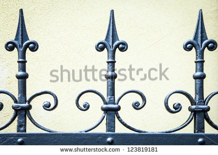 French Fence, Cottage French, Wall Railing, Compound Wall, Iron Gate Design, Old Fences, Iron Gates, Iron Gate, Gate Design