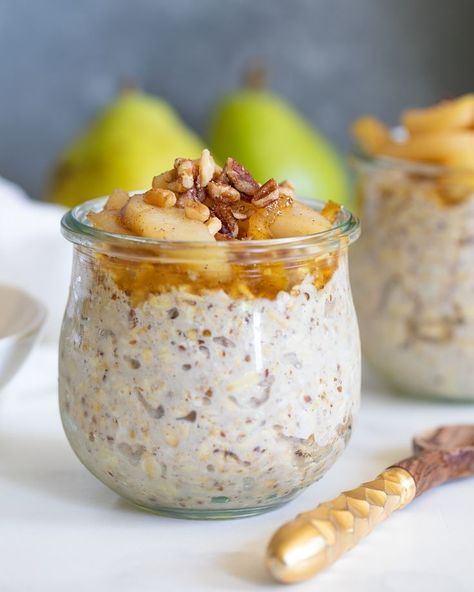 Vanilla Overnight Oats + Maple Spiced Pears! Vegan, Gluten-free, and only takes 5 minutes to whip together while you allow let the refrigerator do the rest overnight. This recipe boasts of it’s creaminess, thickness from the thickly cut oats used, and generous vanilla + nutty flavors from the delicious almond butter marrying well with vanilla; which all create quite the experience in just one bowl. #overnightoats #vegan #vanilla #pears #fallrecipes #healthybreakfast #easybreakfast #plantbased Overnight Oats Vanilla, Spiced Pears, Vanilla Overnight Oats, Healthy Sweeteners, Delicious Meal Prep, Berry Breakfast, Breakfast Prep, Herbalife Recipes, Hazelnut Butter