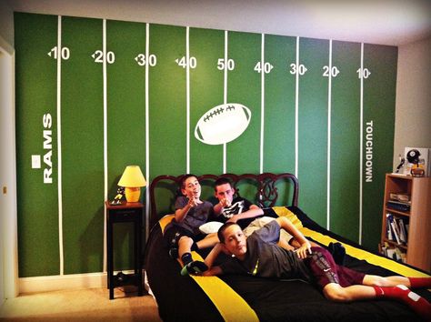 football field painted on wall - Google Search Football Field Wall, Boys Football Bedroom, Football Themed Room, Basketball Bedding, Sports Room Boys, Football Rooms, Sports Bedroom, Football Bedroom, Sports Bedding