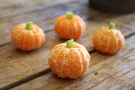 Healthy Halloween :) Halloween Snack Board, Snack Jack, Clementine Pumpkins, Easy Halloween Treats, Guacamole Ingredients, Kids Halloween Party, Healthy Halloween Treats, Healthy Halloween Snacks, Apple Bite