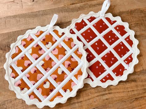 Pie Pot Holders, Pie Pot Holder, Lattice Pie, Trivets Diy, Halloween Party Planning, Fall Sewing Projects, Churn Dash Quilt, Creative Closets, Fall Sewing