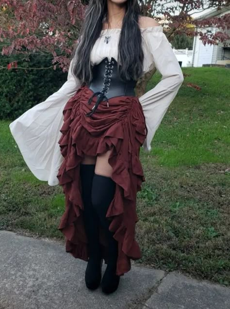 Fairy Ren Fest Outfit, Easy Female Pirate Costume, Pirate Maiden Costume, Rennaisance Outfits Pirate, Rennisance Faire Costumes Pirate, Lesbian Pirate Outfit, Pirate Aesthetic Female Outfit Medieval, Pirate Women Costumes, Short Ren Faire Dress