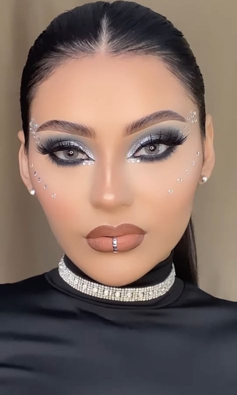 Black And Silver Outfit Makeup, Silver Futuristic Makeup, Black And Silver Eyeshadow Looks, Silver Glam Makeup, Coachella Make-up, Cloud Fairy, Silver Eyeshadow Looks, Black And Silver Eye Makeup, Metallic Eye Makeup