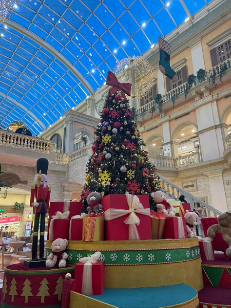 Dubai Christmas Decor, Dubai Christmas Aesthetic, Acting Contract, Christmas In Dubai, Christmas In Egypt, Dubai Christmas, Dubai Winter, Pictures Of Beautiful Places, Europe Holiday