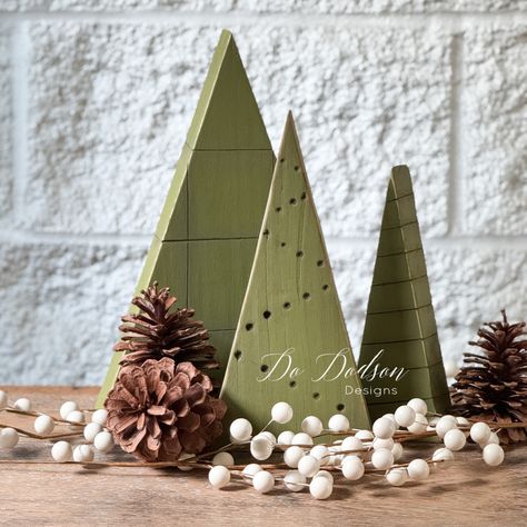 Easy DIY Wood Block Christmas Tree Craft (Scrap Wood Project) - Do Dodson Designs Wood Block Christmas Tree, Scrap Wood Christmas Tree, Block Christmas Tree, Wood Blocks Diy, Wood Christmas Trees Diy, Scrap Wood Project, Wood Blocks Christmas, Christmas Tree Craft, Scrap Wood Crafts