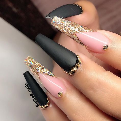 Bui808 Nails’s Instagram photo: “#nails2inspire #nailartclub #theglitternail #nailitdaily #nailsoftheweek #vanessanailzfeatures #nail_me_good_ #vanessanailz #nails2inspire…” Black Nail Designs With Rhinestones, Gold Rhinestone Nails, Nail Designs With Rhinestones, Cute Black Nails, Black Nail Ideas, Black Nail Design, Black Gold Nails, Gold Nail Designs, Matte Black Nails