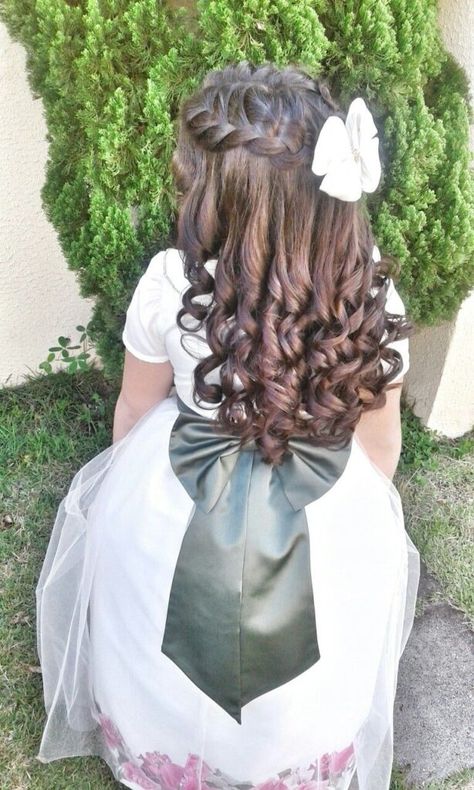 Florista de casamento Kids Formal Hairstyles, Girls Formal Hairstyles Kids, Kids Hairstyles For Wedding, Kids Short Hair Styles, Cute Wedding Hairstyles, Girl Hair Dos, Easter Hairstyles For Kids, Going Out Hairstyles, Cute Wedding