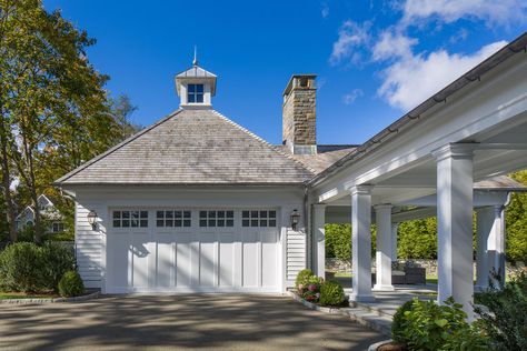 Hamptons Architecture, Greenwich House, Carriage House Garage, Garage Guest House, Greenwich Connecticut, Shingle Style Homes, Colonial Exterior, Barn Garage, Georgian Architecture