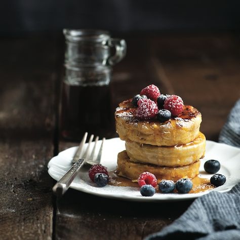 Crumpet French toast Crumpet French Toast, Crumpets Toppings, Breakfast Tables, Dream Cafe, Weekend Food, Classic French Toast, Toast Toppings, Delicious Gluten Free Recipes, Bon Appetite