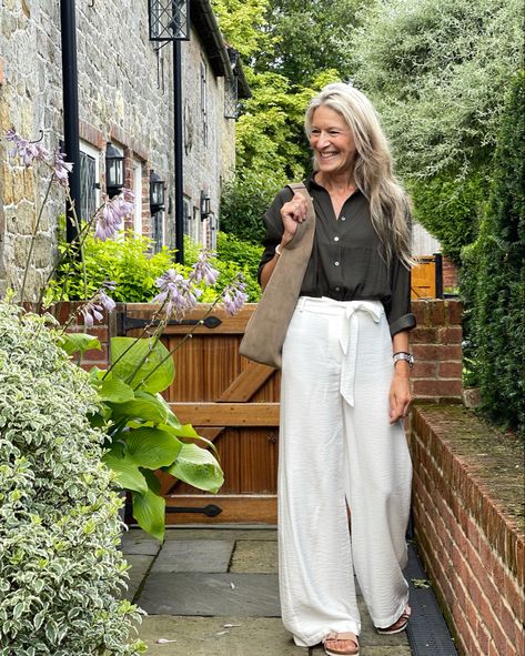 Wide leg trousers & khaki shirt, such a crisp summer outfit @mintvelvet #mintvelvet #mvcollective Middle Aged Women Fashion Summer, Trousers Outfit Summer, Linen Trousers Outfit, Middle Aged Women Fashion, Olive Shirt, Cream Trousers, Khaki Shirt, Trouser Outfit, Tied Shirt