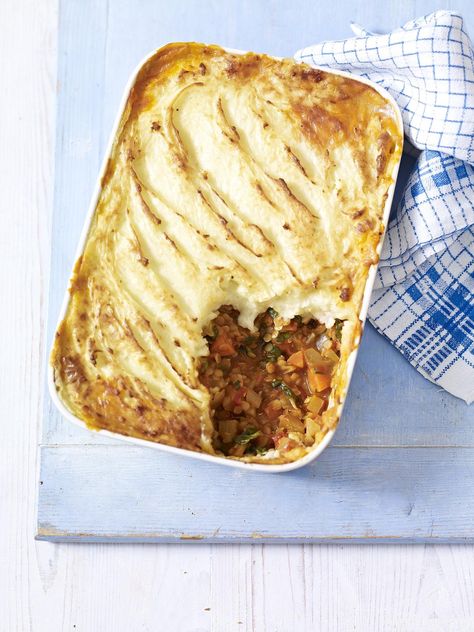 This vegetable and lentil cottage pie from Mary Berry Cooks the Perfect is just as satisfying as the meaty version. It's a warming, comforting, nutritious meal that the whole family will love. Mary Berry Recipes, Cottage Pie Recipe, Hp Sauce, Mary Berry Recipe, Berry Recipes, Cottage Pie, Veggie Meals, Berries Recipes, Veggie Food