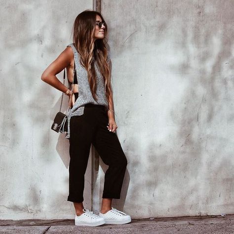 Chica usando una blusa de color gris, leggins y zapatillas de color blanco Black Boyfriend Jeans, Look Jean, Outfit Primavera, Outfit Mujer, Jeans Brands, Outfits Casuales, Beach Style, Get The Look, Jean Outfits