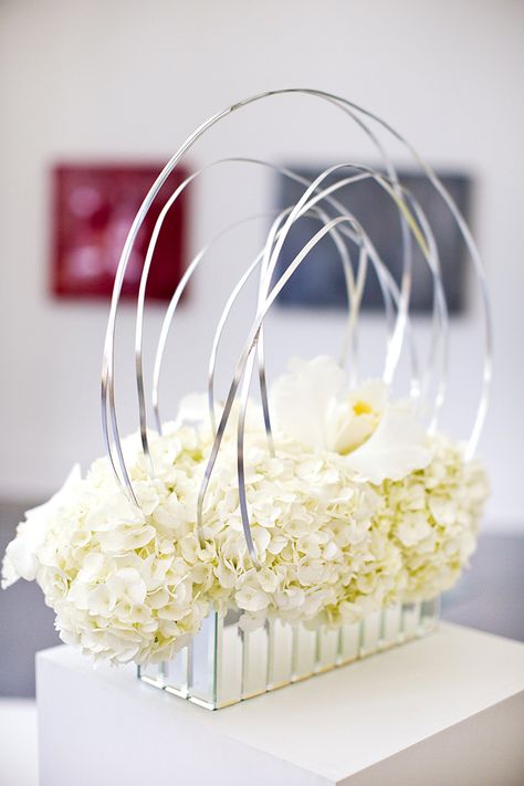 architectural floral arrangement | Breathtaking Modern White Art Museum Inspiration Session | Images by Djamel Photography Modern Centerpieces, Corporate Flowers, Modern Floral Design, Event Centerpiece, Modern Flower Arrangements, Modern Flower, Arte Floral, Modern Floral, Flower Centerpieces