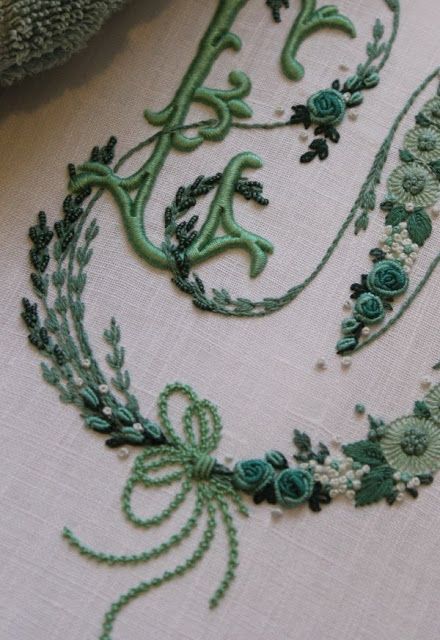 Elizabeth Hand embroidery Elisabetta Sforza, Embroidery Types, Embroidery Designs Ideas, Classic Embroidery, Embroidery Monogram, Brazilian Embroidery, Embroidered Monogram, Embroidery Floral, Sewing Embroidery Designs