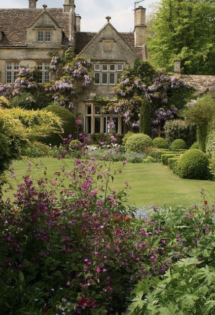 Romantic Cottage Exterior, Shifting Places, English Garden Design, Future Dreams, Casa Vintage, English Manor, Garden Architecture, Countryside House, Little Cottage