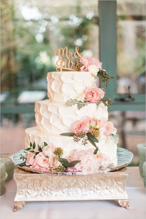 Garden vintage pink wedding cake, love the frosting and the cake topper. Now if it just had purple flowers Dessert Bar, Wedding Cake Inspiration, Wedding Chicks, Arizona Wedding, Wedding Cake Designs, Cake Inspiration, Mr And Mrs, Trendy Wedding, Pink Wedding