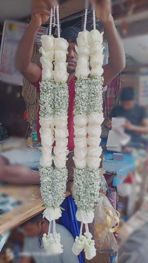 Bridal Flower Garland, Indian Wedding Garland Couple, White Varmala Designs, Bridal Malai Indian Weddings, White Rose Varmala, Reception Garland For Lehenga, Types Of Varmala, White And Green Varmala, South Indian Varmala