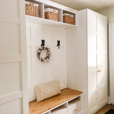 IKEA Mudroom Hack – Jaclyn Yvonne Mudroom Hack, Ikea Mud Room, Ikea Mudroom, Ideas Recibidor, Small Mudroom Ideas, Ikea Entryway, Mudroom Remodel, Mudroom Closet, Mudroom Makeover