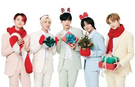 Txt Christmas, Christmas Twitter Headers, Txt Group, Christmas Desktop Wallpaper, Christmas Desktop, Christmas Phone Wallpaper, Merry Happy, Bts Group Photos, Kim Sun