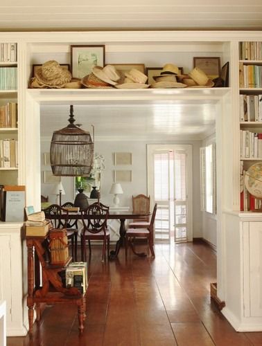 built in bookcases around doorway! Bay Cottage, Modern Appartement, British Colonial Decor, Warm Color Schemes, British Colonial Style, Traditional Dining Room, Colonial Decor, Beach Bungalows, Trondheim