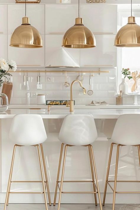 Elegant White and Gold Kitchen Design Inspirations White And Gold Interior Design, Cream And Gold Kitchen, Gray And Gold Kitchen, White Kitchen Gold Hardware, Gold Accents Kitchen, Gold White Interior, White And Gold Kitchen Decor, White Kitchen With Gold Hardware, White And Gold Kitchen Ideas