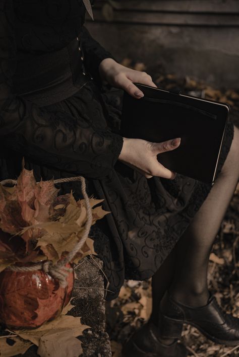 Elf Witch Aesthetic, Yulia Core, Medieval Witch Aesthetic, Victorian Witch Aesthetic, Season Of The Witch Aesthetic, Hedge Witch Aesthetic, Autumn Witch Aesthetic, Madeline Books, Mila Core