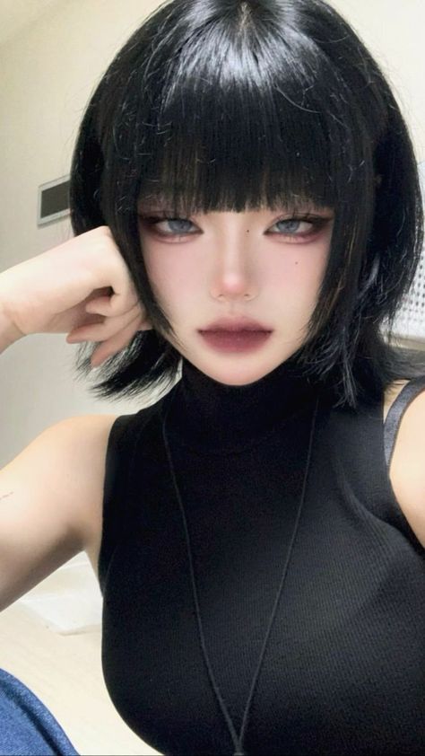 Short Hair Douyin, Picked Up Hairstyles, Eyes Looking Down Reference, Half Bangs, Cosplay Eye Makeup, Smokey Eye Makeup Look, Eye Makeup Looks, Anime Makeup, Doll Eye Makeup