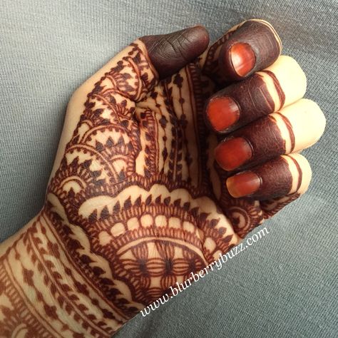 I love dipped tips and henna'd nails! #blurberrybuzz #henna #minneapolis Henna On Nails, Glitter Body Art, Henna Nails, Henna Body Art, Beautiful Henna Designs, Henna Tattoos, Mehndi Designs For Fingers, Henna Artist, Henna Mehndi