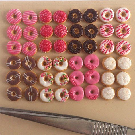 Donat Glaze, Clay Sweets, Stephanie Kilgast, Miniature Foods, Barbie Food, Miniature Bakery, Cupcakes Decorados, Miniature Things, Tanah Liat