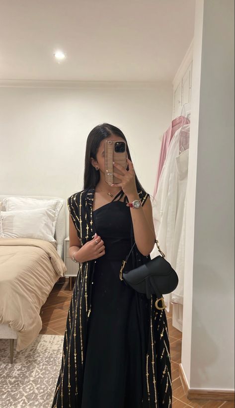 Kuwait Dress, Sofia Vergara Hair, Arab Dresses, Aesthetic Fits, Cute Poses For Pictures, Modest Fashion Outfits, Abayas Fashion, Clothing Styles, Elegant Outfit