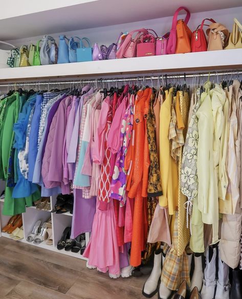 Rainbow Wardrobe Organisation, Rainbow Closet Organization, Color Coded Closet, Rainbow Wardrobe, Color Coordinated Closet, Pink Dorm Room Decor, Preppy Closet, Organiser Son Dressing, House Closet