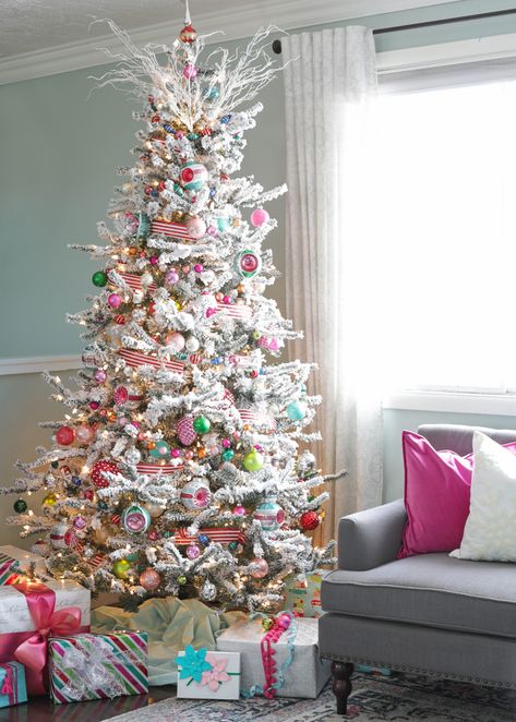 This colorful decorated flocked Christmas tree is gorgeous! Somehow it has a vintage and modern vibe all at the same time. #christmastree #christmastreedecorideas #christmasdecor #christmasdecorations #vintagechristmas #holidaydecor Colorful Vintage Christmas, Pyjamas Party, Pretty Christmas Trees, Retro Christmas Decorations, Flocked Christmas Tree, Retro Christmas Tree, Flocked Christmas Trees Decorated, A White Christmas, Christmas Tree Inspiration