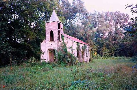 Baby pink church Church Aesthetic, Abandoned Churches, Abandoned Church, Southern Gothic, Country Church, Old Churches, Haunted Places, Old Church, Abandoned Buildings