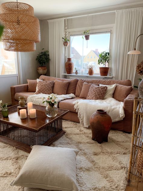 Terracotta Apartment Decor, Terracotta Sofa Interior Design, Beige Coaches Decor Living Rooms, Terracotta Couch Color Schemes, Terracotta Sofa Living Room Ideas, Autumn Inspired Living Room, Terracotta Sofa Living Rooms, Living Room Color Scheme Ideas With Brown Couch, Terracotta Couch Living Rooms