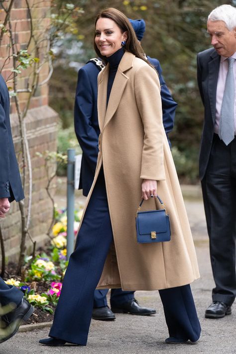 Kate Middleton Stil, Kate Middleton Outfits, Catherine The Great, Estilo Real, Catherine Elizabeth Middleton, Catherine Middleton, Kate Middleton Style, Black Gloves, Camel Coat